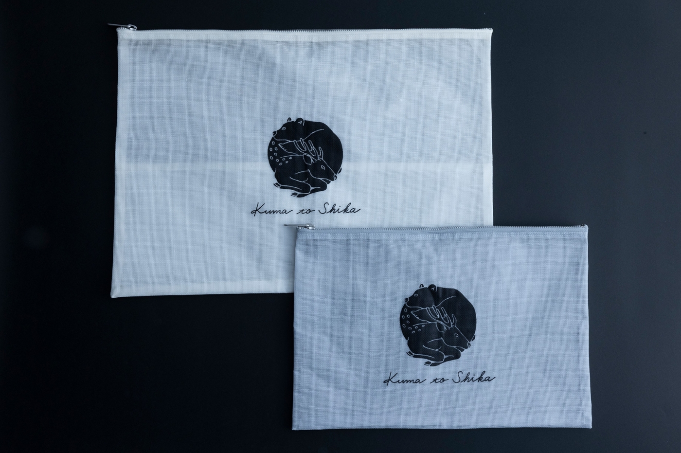 收納袋：將用於建築工地的防碎網布和奈良特展蚊帳織物結合，製作出用於整理文件的扁平袋。