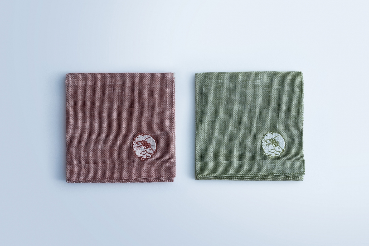 手帕：結合奈良傳統工藝的織法與植物染，具有優異的吸水性且快乾，隨著使用的次數，手感會越來越柔軟。 圖片來源／中川政七商店