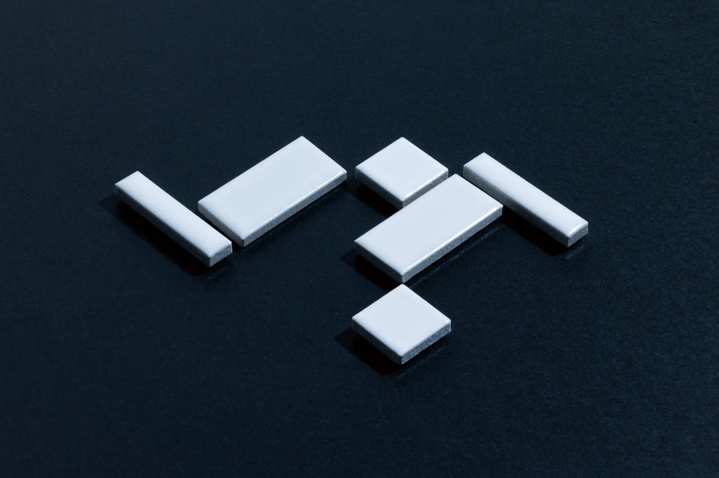 磁磚磁鐵：隈研吾認為看似隨意的磁磚也是一種工藝品。將使用於建築物外牆和內牆的美濃陶瓷磁磚，結合強力磁鐵作為日常生活道具使用。