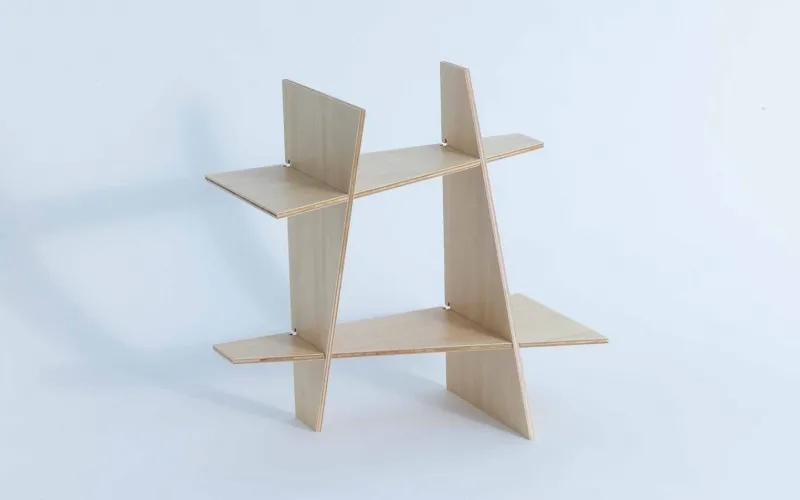Kuma to Shika展示架：設計概念來自日本木造建築結構，透過簡單的梯形部件，創造出意想不到的表面起伏，可以多個連結運用，或錯落排列，為牆面創造豐富表情。