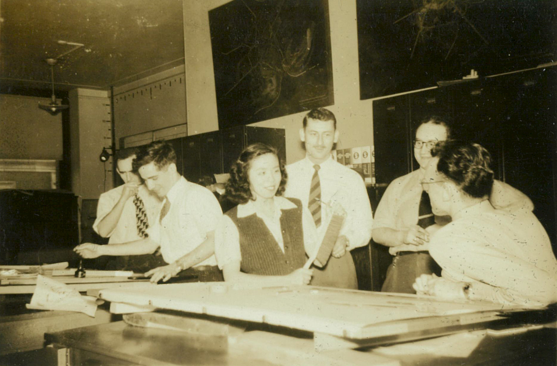 王秋華於哥倫比亞大學建築學院念建築時，與一群同學聚在一起，攝於1948年。圖片由王秋華提供