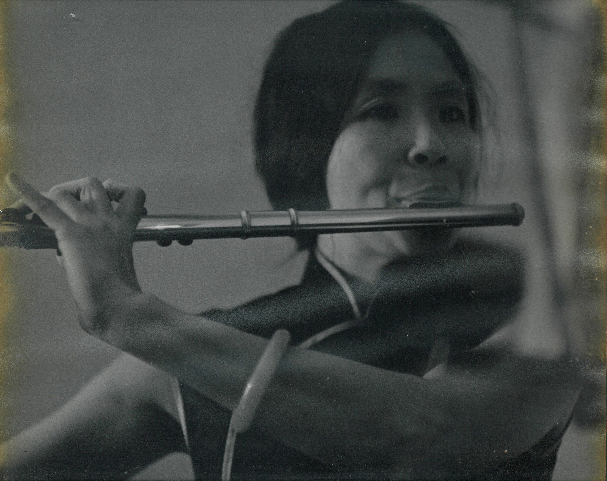 王秋華在吹長笛，攝於1966年。圖片由王秋華提供
