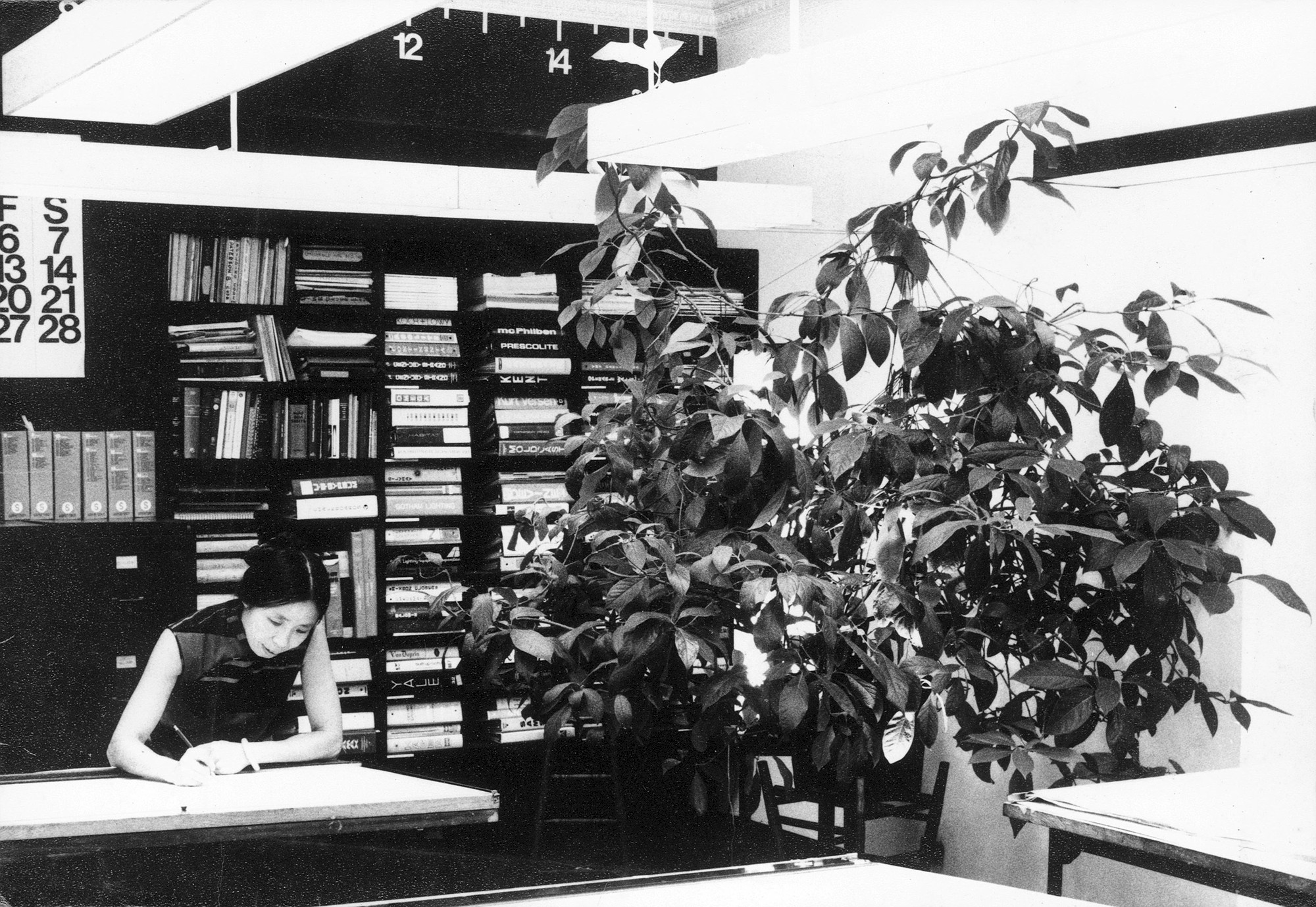 王秋華在Percival Goodman於紐約的事務所工作情境，照片攝於1976年。圖片由王秋華提供