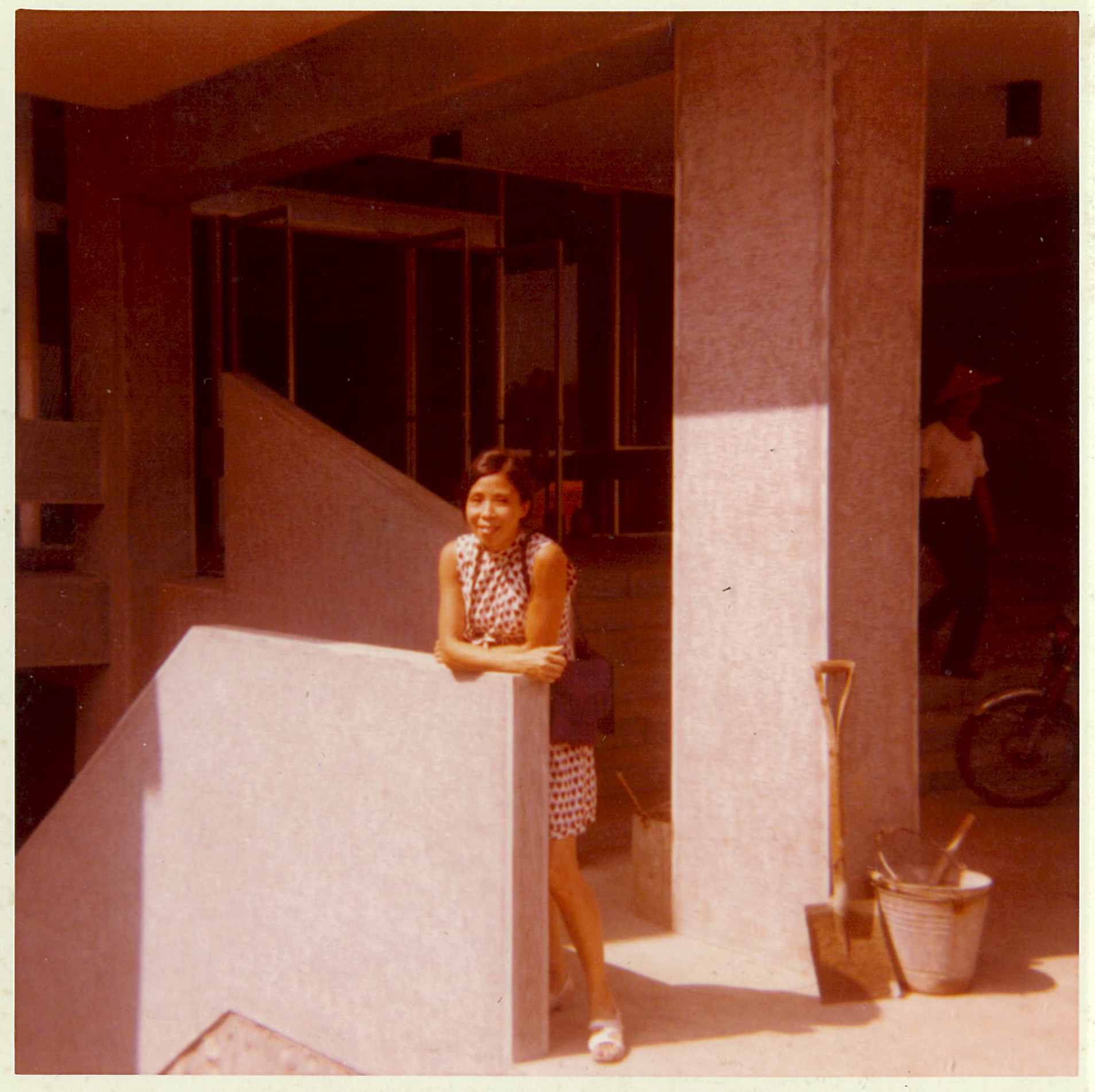 身穿旗袍的王秋華站在施工中的台灣台北市中央研究院美國研究中心（現為歐美研究所）入口，照片約攝於1972年。圖片由王秋華提供