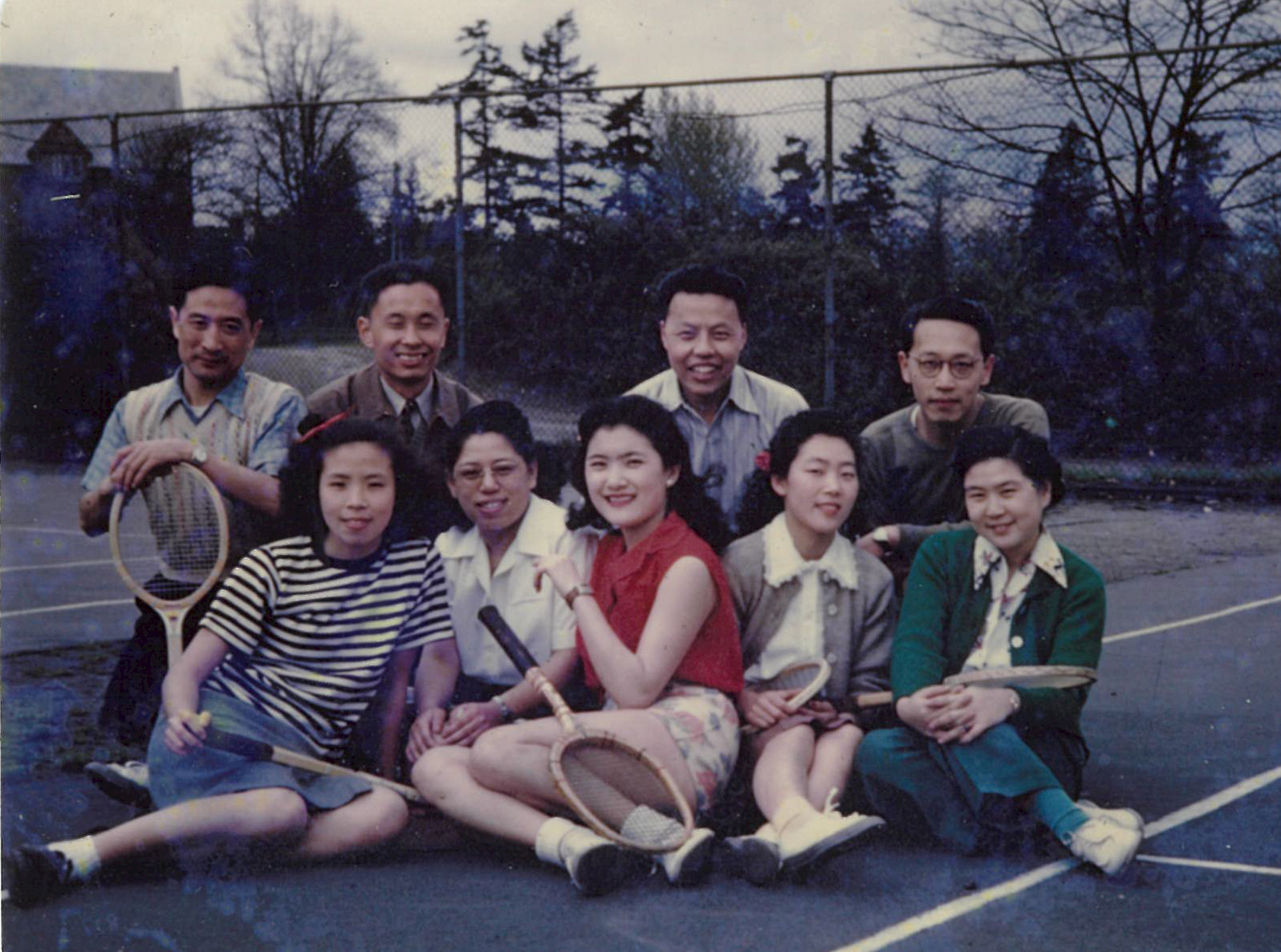 王秋華（左下）與朋友在華盛頓大學打網球，約攝於1946至1947年。圖片由王秋華提供