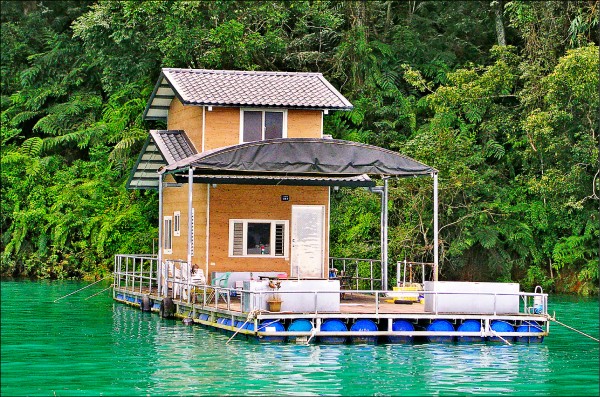 台灣也有水上住宿，日月潭船屋