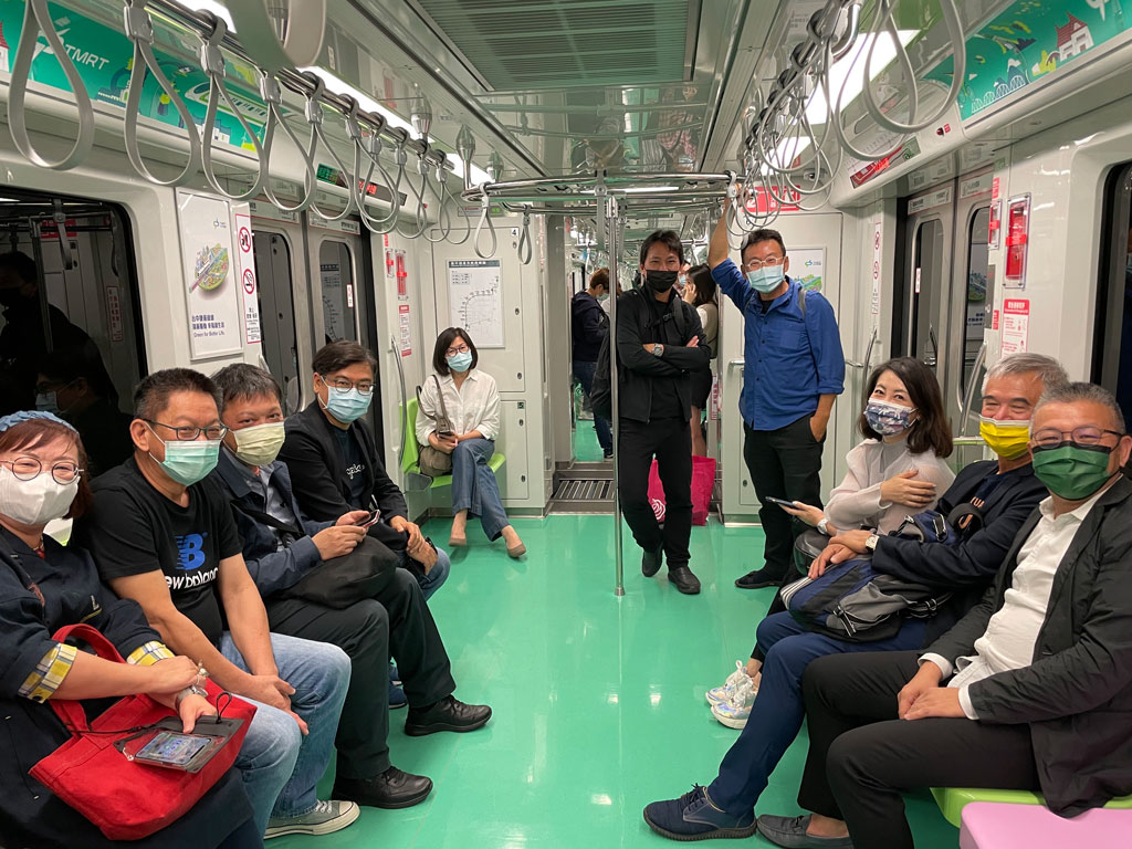 2021年4月25日，林友寒建築特展開幕，林芳怡與一眾好友共同從臺北前往台中參加，由左至右：林芳怡、王增榮、吳光庭、曾光宗、林靜娟、吳書原、黃聲遠、吳思瑤、張晃魁、王增榮