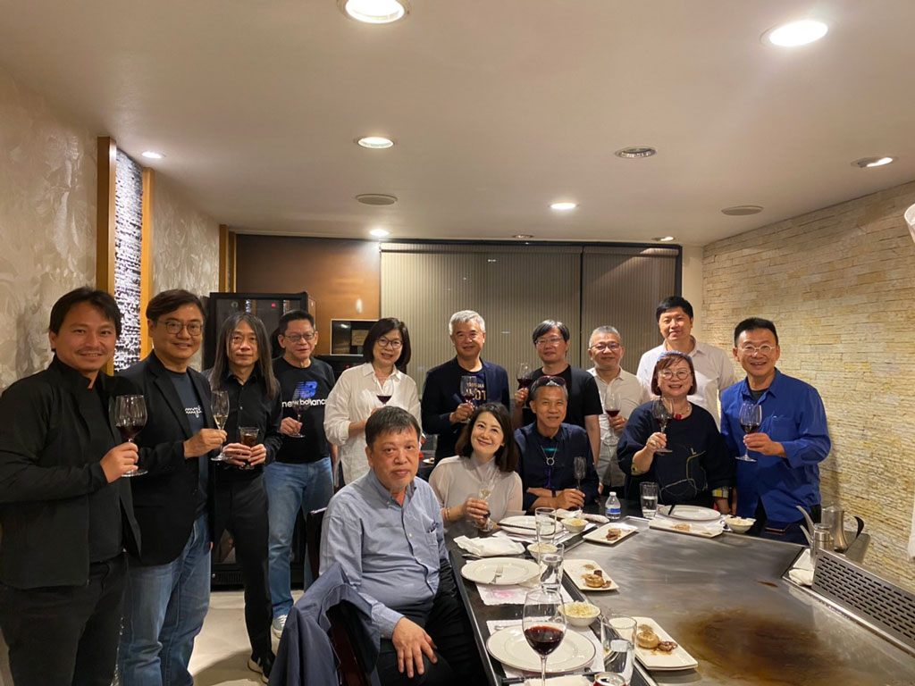 2021年4月25日，林友寒建築特展開幕後，林芳怡和建築界聚餐，由左至右：吳書原、曾光宗、林友寒、王增榮、林靜娟、吳光庭、張晃魁、吳思瑤、廖明彬、邱浩修、王俊雄、林芳怡、柯啟新、黃聲遠