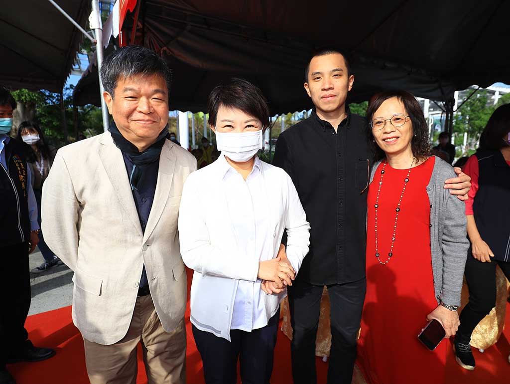 盧秀燕市長與戴育澤建築師全家合照