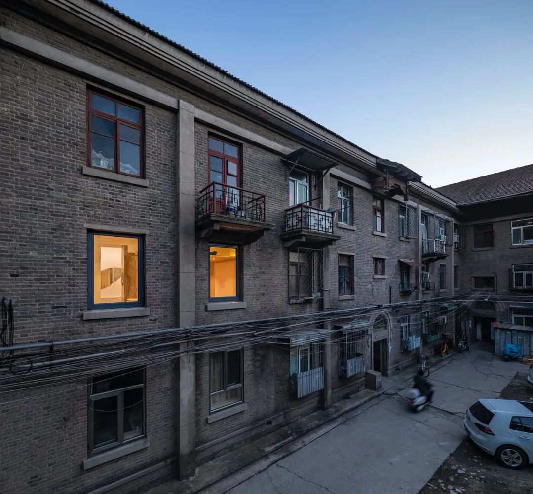 曾經象徵著「現代化」理想的住宅群，是一棟典型的混合磚構造系統建築，北京大院公寓T101室內設計／諾億設計研發