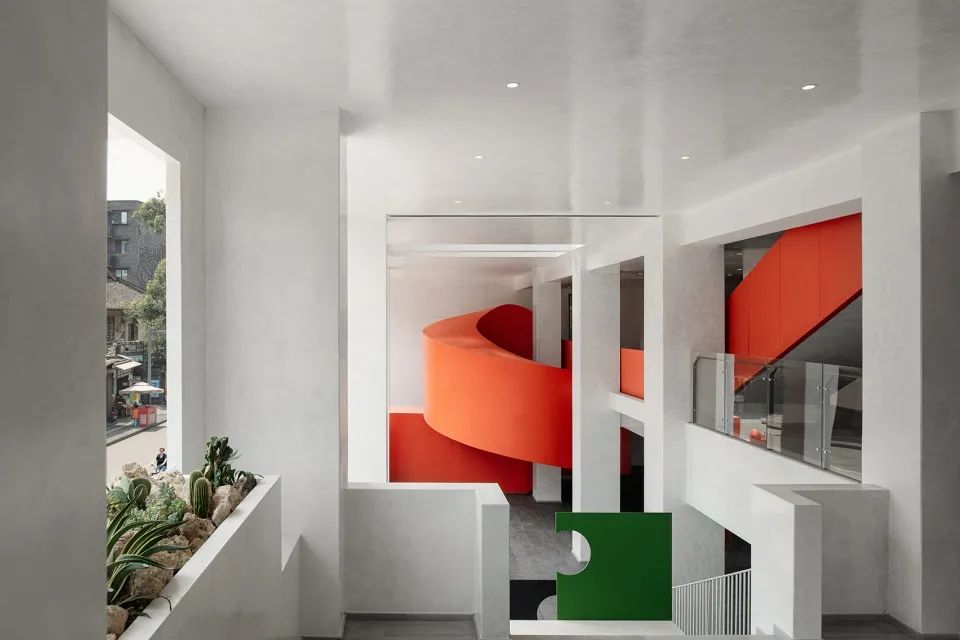 地面層柱廊架空層與紅色通道 成都匠造所／VARI Design几里設計