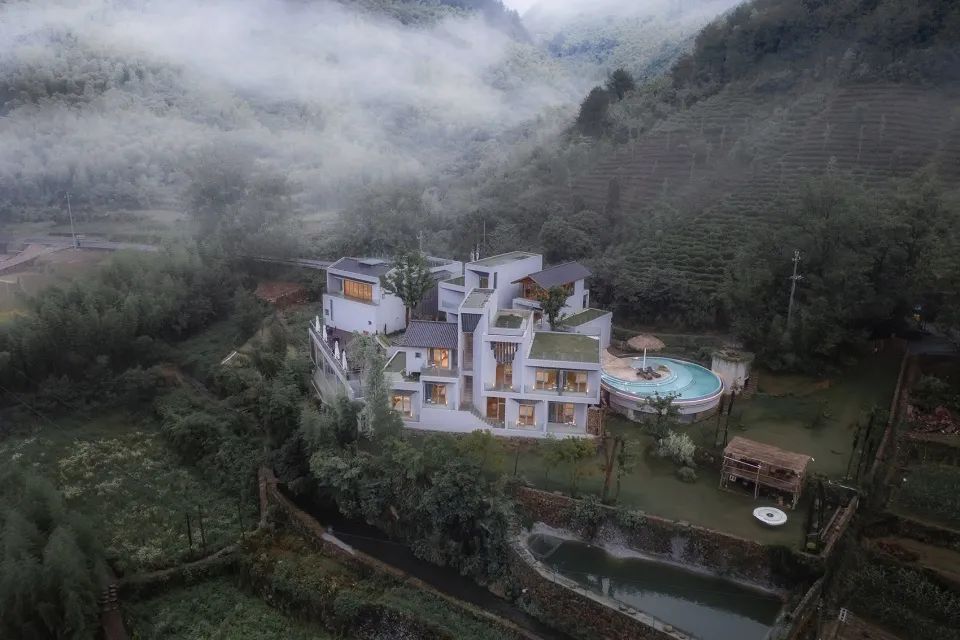 基地中形成三棟建築單體：前山、後山和側山 再現中國水墨畫，桐廬山澗房／來建築設計工作室