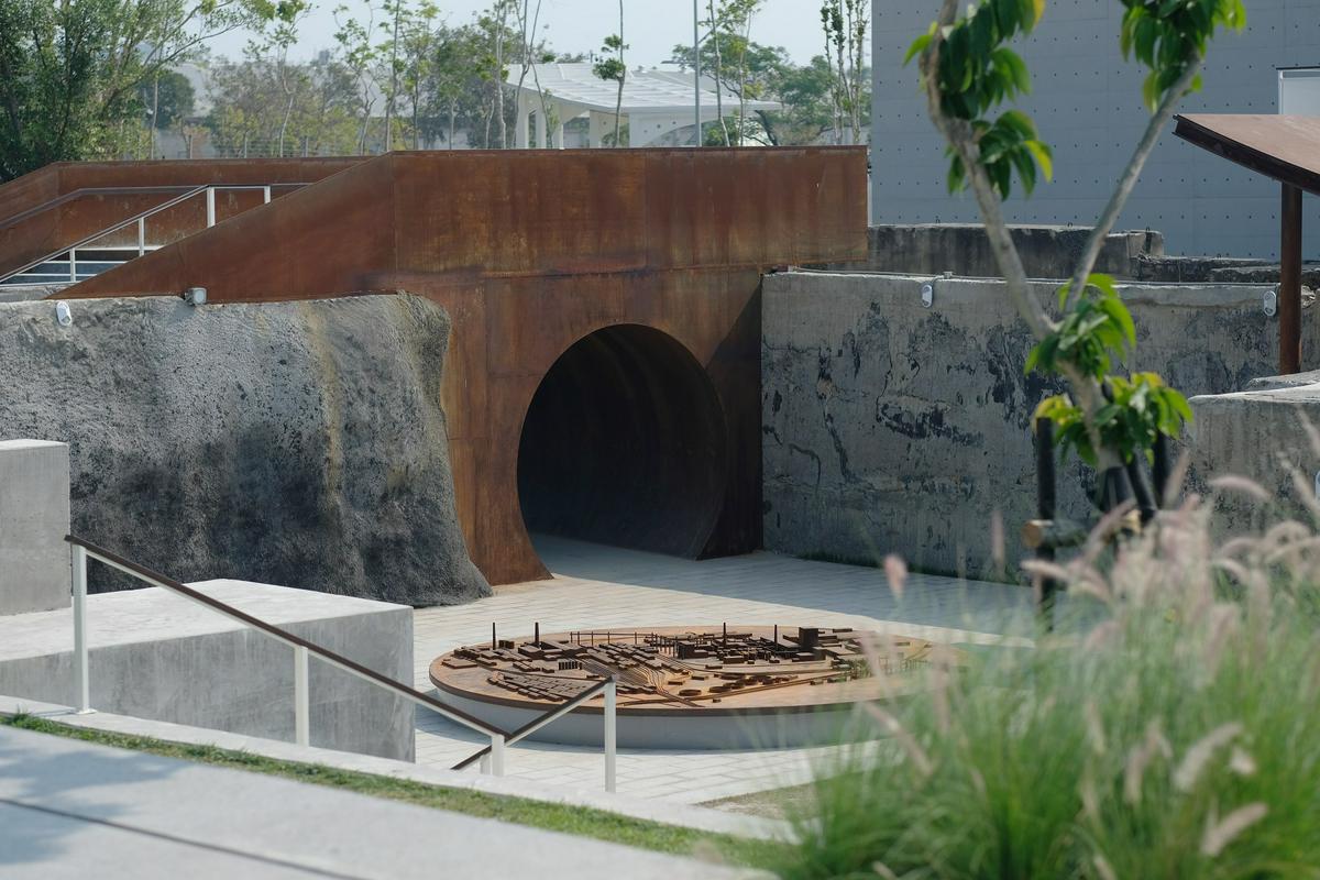 屏東縣民公園HEITO 1909設計重點包括既有遺構保存再利用及廠區空間紋理再深化,檢視老廠區地圖,瞭解地上物及地表下可能的結構物位置,完成地坑等重要遺構的地下構造物繪制。整理了出土的遺構,印證紙漿廠的營運作業及管理路線,並勾勒出相對性空間及造型架構