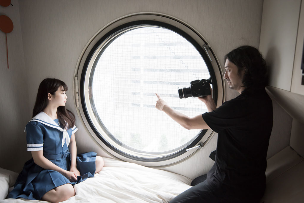 中銀膠囊塔舉辦攝影展，由專業攝影師拍攝模特兒在膠囊中的動作，記錄人體與空間的互動