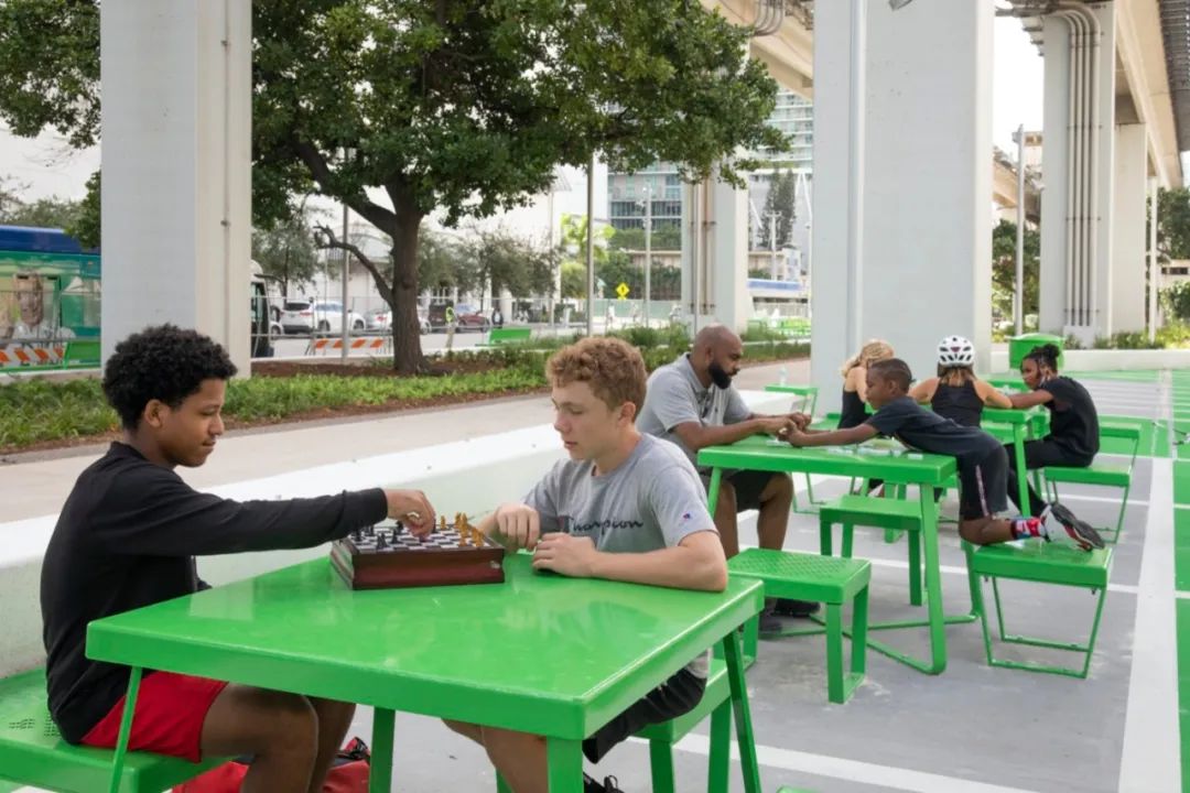 The Promenade放置許多桌椅，提供居民們自由使用。 邁阿密The Underline公園／James Corner Field Operations