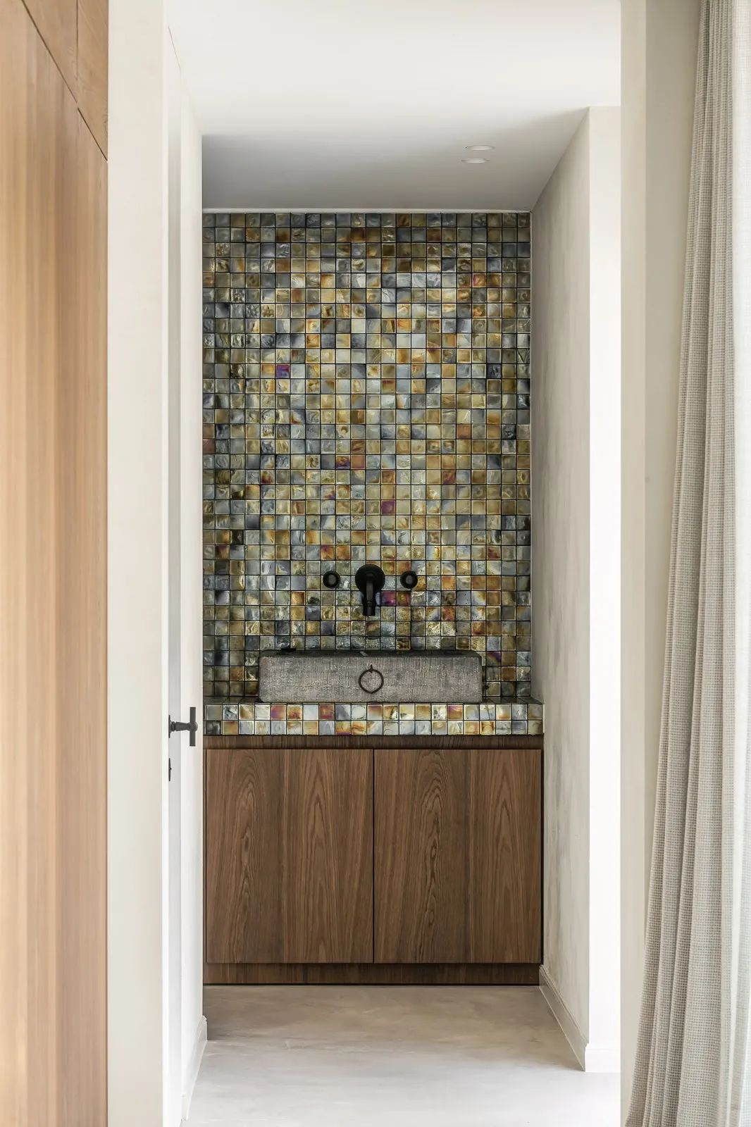 浴室採用Di Lorenzo 的馬賽克和大理石貝殼黑色唇紋瓷磚，具有獨特的優雅 比利時住宅Light Play/Marie Lecluyse