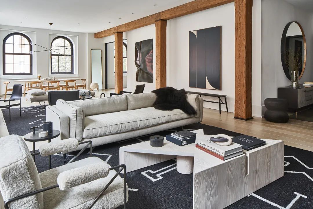 客廳的色調為冷淡灰伴以低調的原木色和墨藍 紐約443 GREENWICH公寓室內設計／Sissy + Marley Interior Design