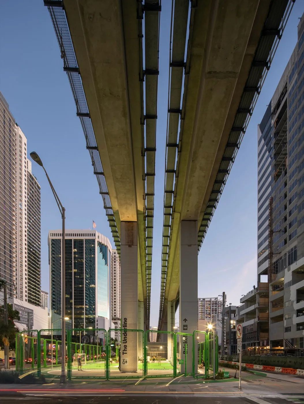 燈光設計除了提升夜間照明安全，也強調高架橋架構，凸顯位在捷運下的公園空間特色 邁阿密The Underline公園／James Corner Field Operations