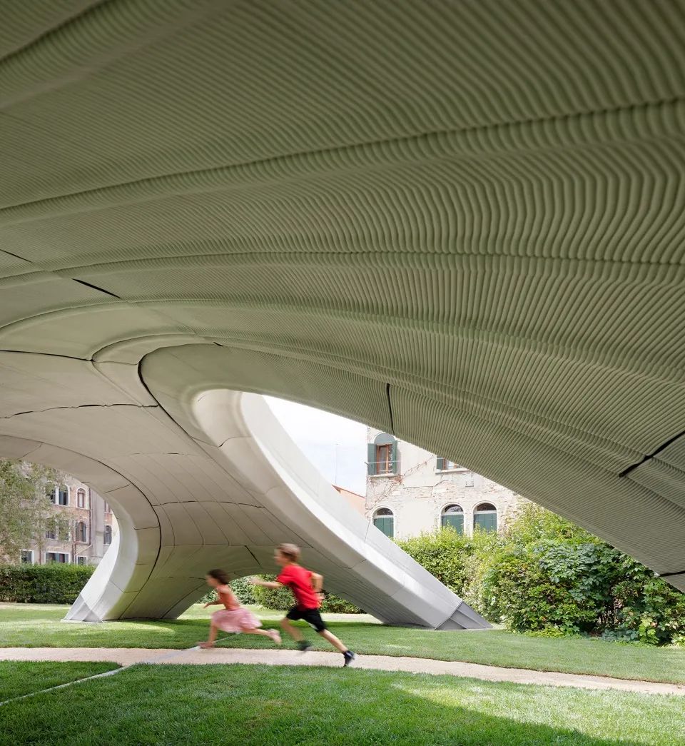 橋樑下方可看到清晰的3D混凝土列印痕跡 威尼斯Striatus人行步橋／Zaha Hadid Architects