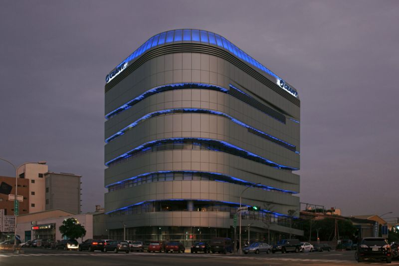 建築夜間樣貌，捷安特研發中心及旗艦店／黃明威建築師事務所