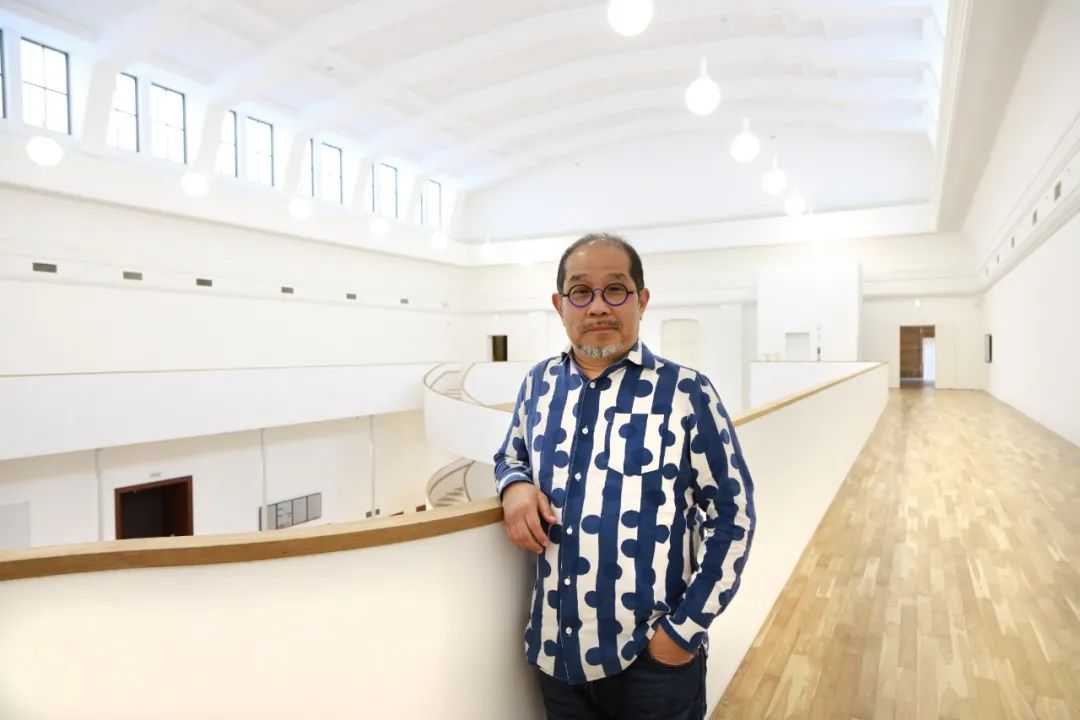 在京都京瓷美術館留影的青木淳 京都市京瓷美術館／青木淳＋西澤徹夫