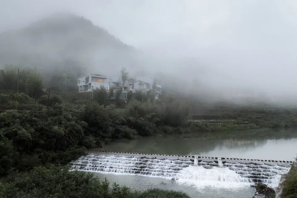 河岸望向桐廬山澗房／來建築設計工作室