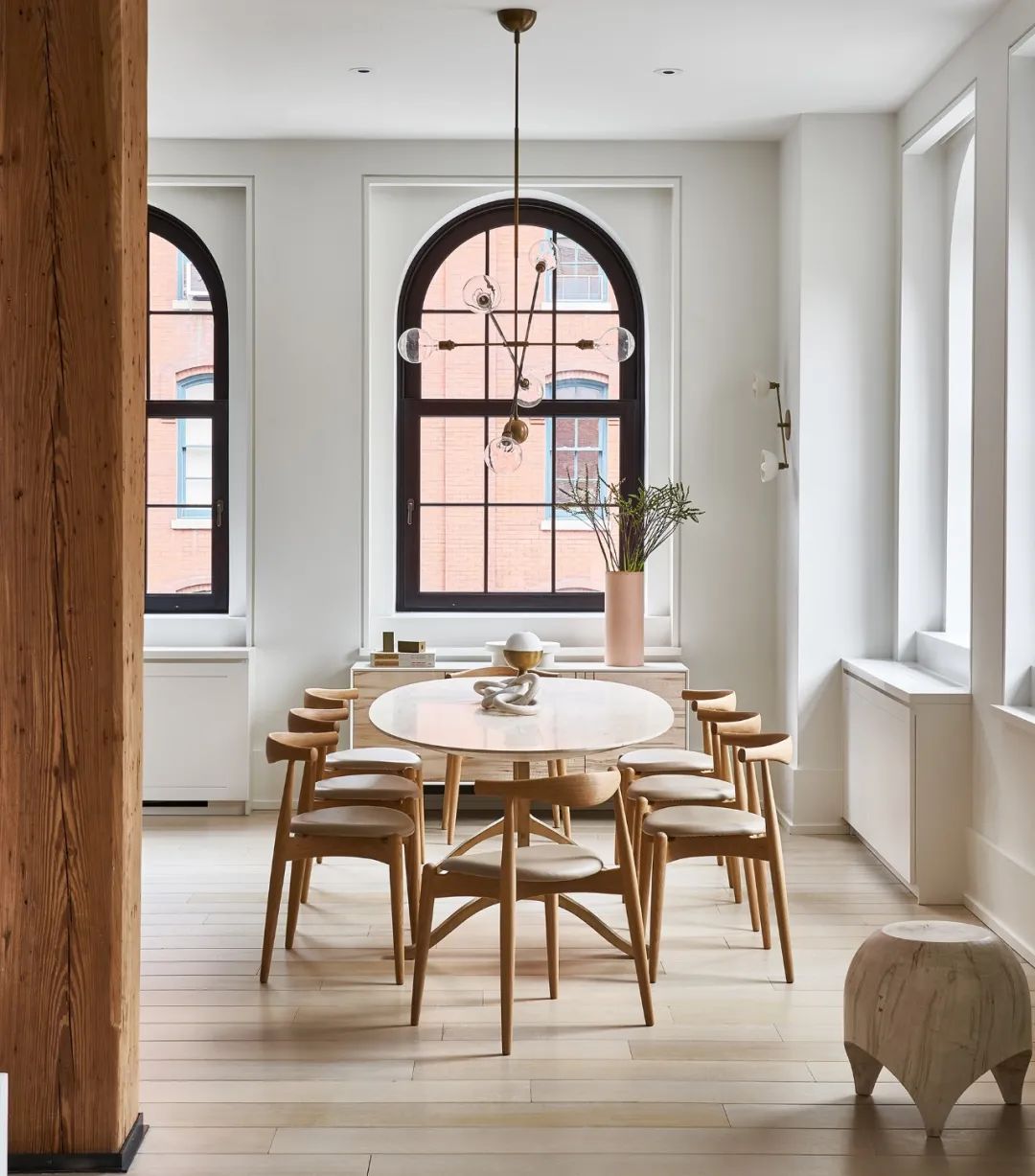餐廳使用木製餐桌及椅子 紐約443 GREENWICH公寓室內設計／Sissy + Marley Interior Design