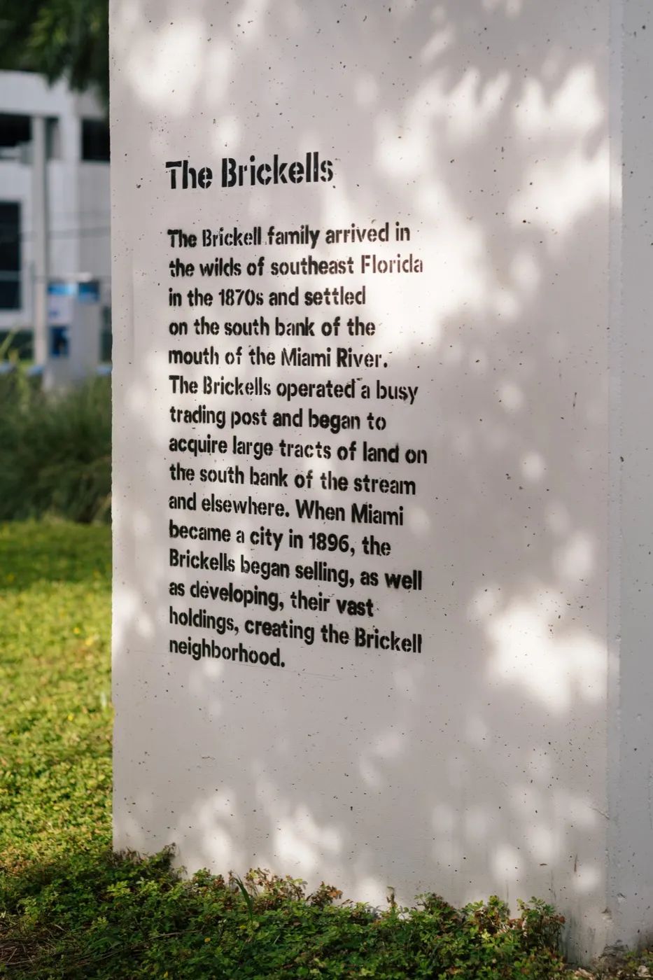 柱面上寫著「The Brickells」，是在介紹Brickell家族於1870年來到邁阿密開發的歷史 邁阿密The Underline公園／James Corner Field Operations