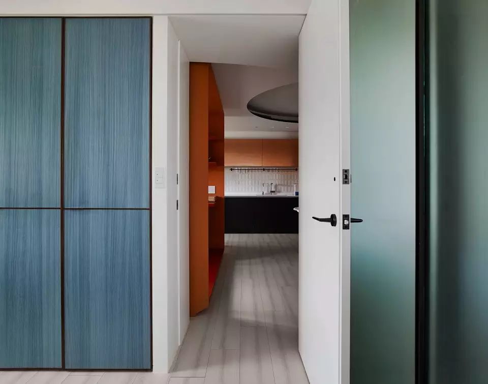 優雅的色彩組合（從臥室看廚房），服裝設計師的家／李智翔 水相設計