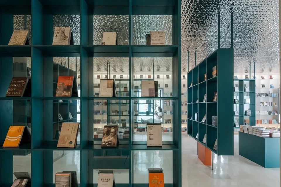書架和傢俱成為書店迷宮的牆©CreatAR Images，朵雲書院黃岩店／Wutopia Lab