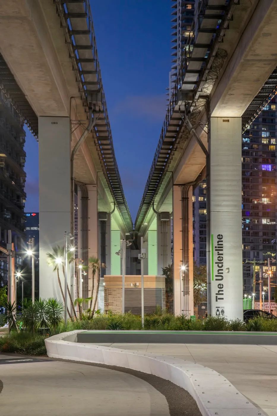 燈光設計除了提升夜間照明安全，也強調高架橋架構，凸顯位在捷運下的公園空間特色 邁阿密The Underline公園／James Corner Field Operations