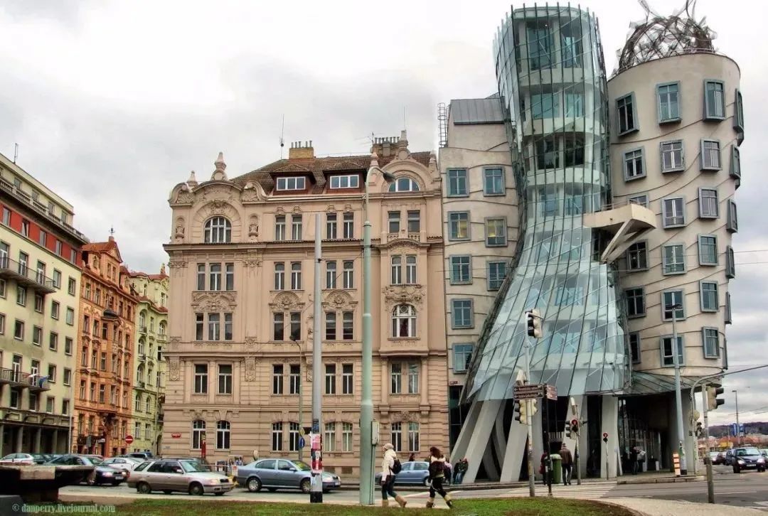 捷克布拉格「跳舞的房子」是Frank O. Gehry成名作品之一