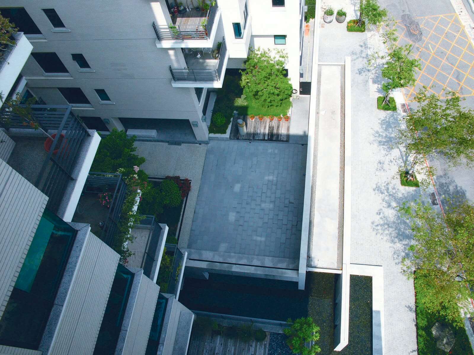 從上往下看入口，府都建設何必館／施進宗建築師事務所