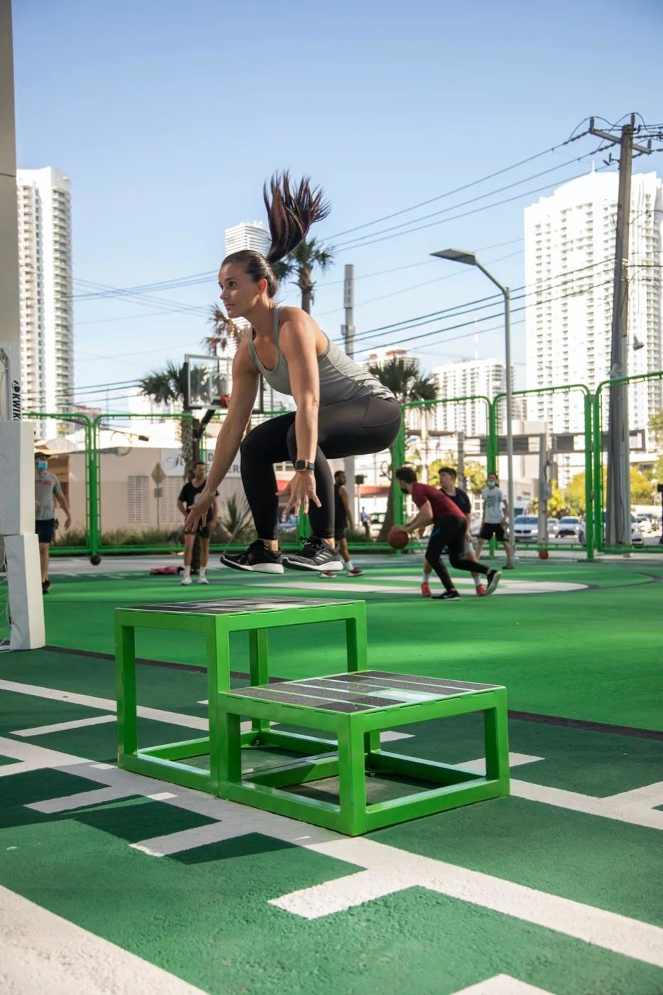 The Urban Gym設有跑道、籃球場、迷你足球場，以及提供伸展的運動設施。 邁阿密The Underline公園／James Corner Field Operations