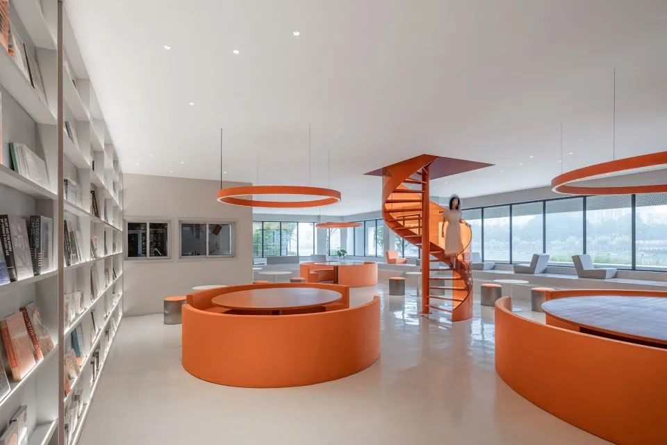 橘色的傢俱更像漣漪©CreatAR Images 水面和天空，朵雲書院黃岩店／Wutopia Lab