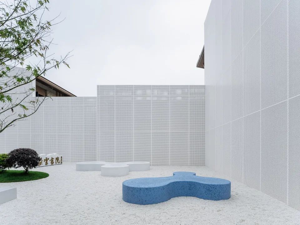 用回收海洋垃圾的塑膠製成的藍白雲凳©CreatAR Images，朵雲書院黃岩店／Wutopia Lab