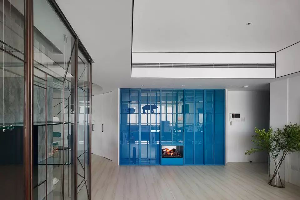 主要起居空間： 線條，色彩，材質完美和諧統一，服裝設計師的家／李智翔 水相設計