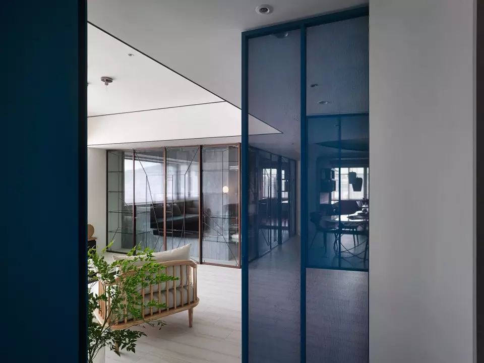 從公寓入口看客廳，服裝設計師的家／李智翔 水相設計