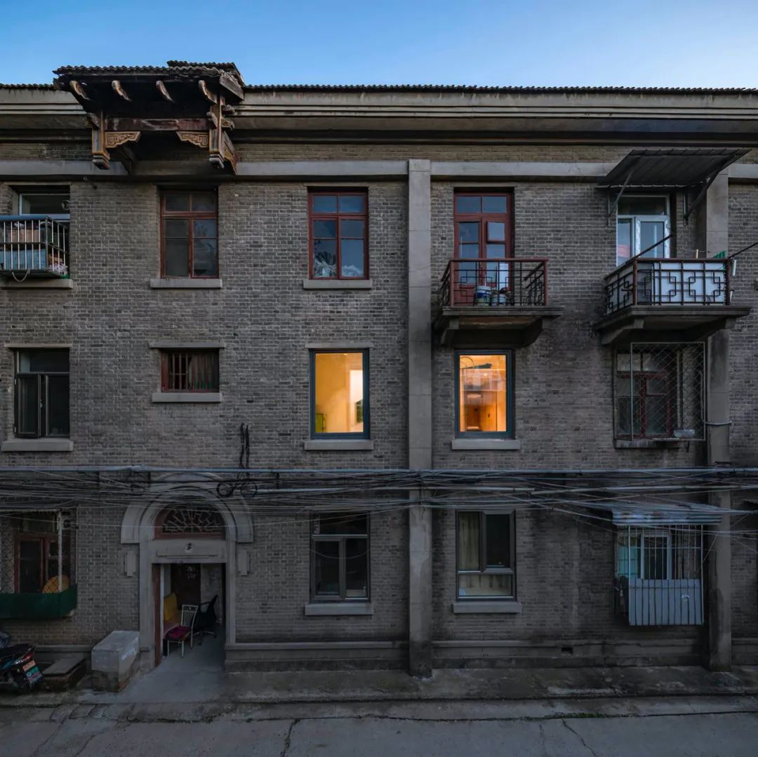 曾經象徵著「現代化」理想的住宅群，是一棟典型的混合磚構造系統建築，北京大院公寓T101室內設計／諾億設計研發