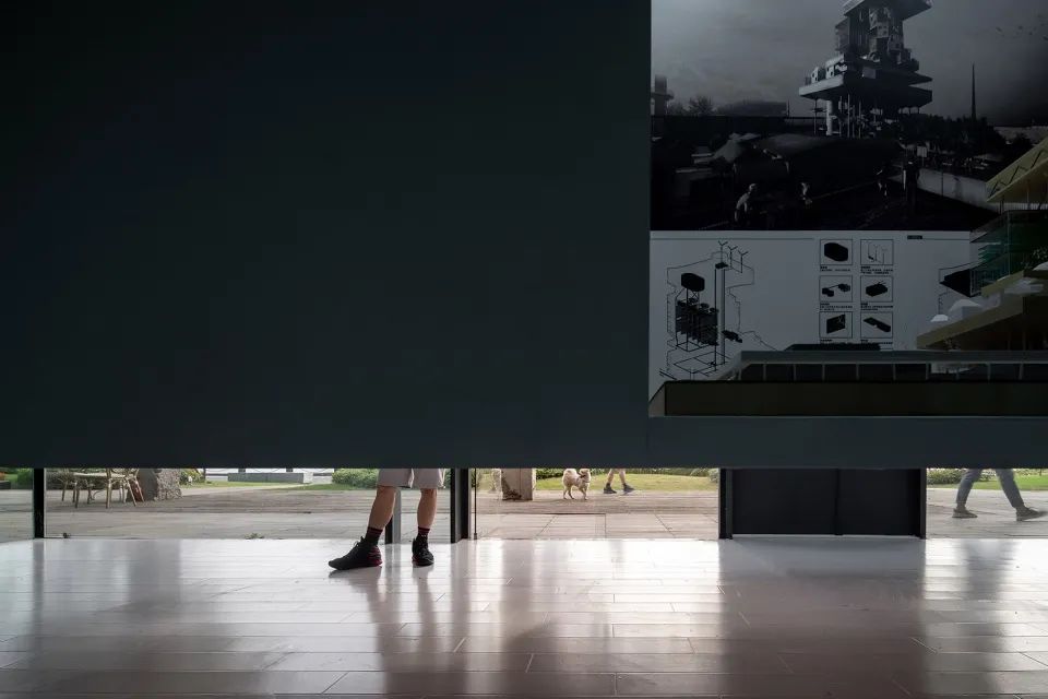 人們的視線可以從盒子底部穿過©山間影像（吳清山工作室），同濟大學建築系2021畢業設計展 展場空間設計