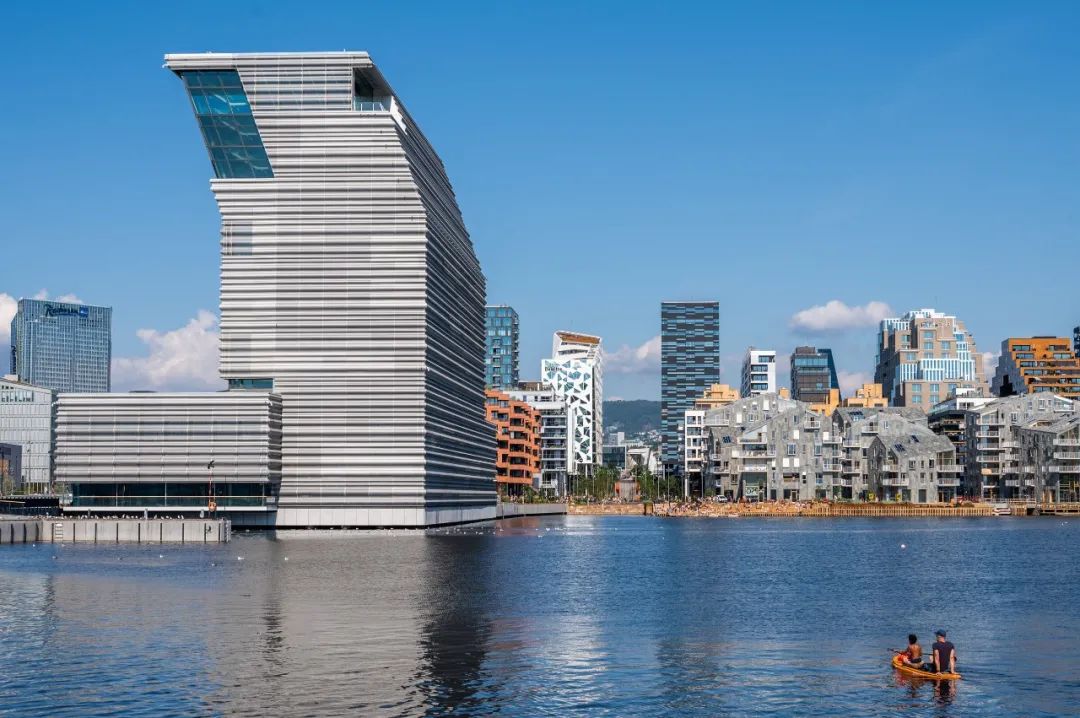 這座建築高出海岸 57.4 公尺,比位於挪威首都 Tøyen 地區的原始美術館大五倍。美術館共 13 層,提供超過 26,000 平方公尺的展覽空間,頂層設有俯瞰城市的觀景台