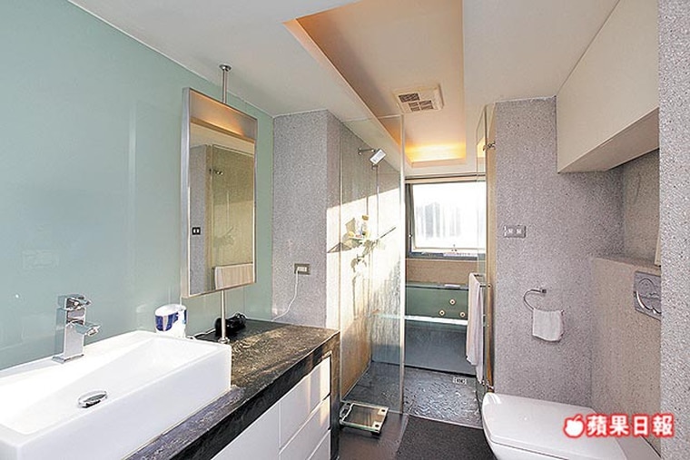 張基義的家 浴室以白黑灰色調，延續一貫的質樸美感。