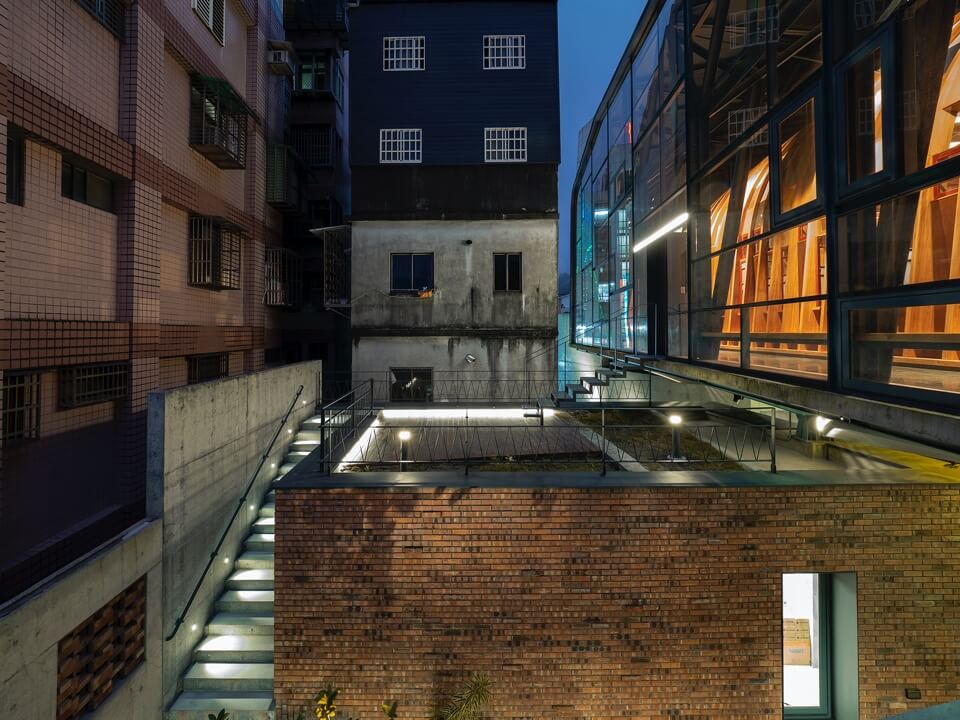 建築的退縮將周遭鄰房納入並形塑出巷弄感,企圖與常民產生對話(攝影/李國民)