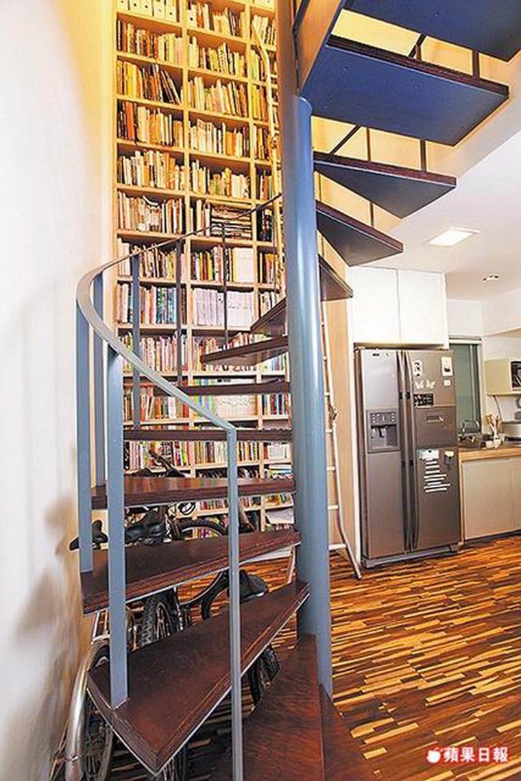 張基義的家：旋轉梯，呈現蜿蜒又輕盈的獨特美感，與從1樓延伸至2樓的沉穩書櫃，形成對比。