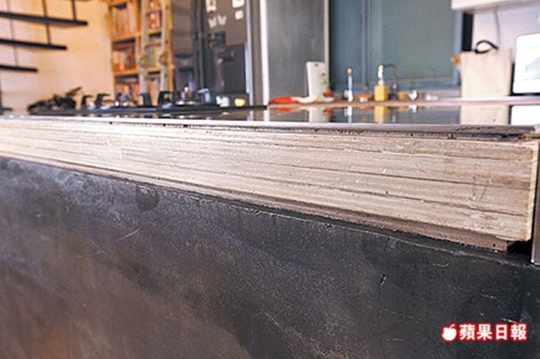 吧台以水泥為量體，但也看得到不鏽鋼與木夾板的肌理之美。