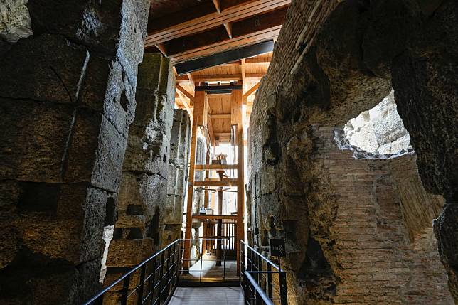 羅馬競技場的地下空間其實就像是競技場的「後台」一樣，裡頭曾裝設類似電梯的裝置，好為場上的表演多添幾分驚喜感。圖中的木造貨梯是現代專家修復後的成果。 美聯社/達志影像