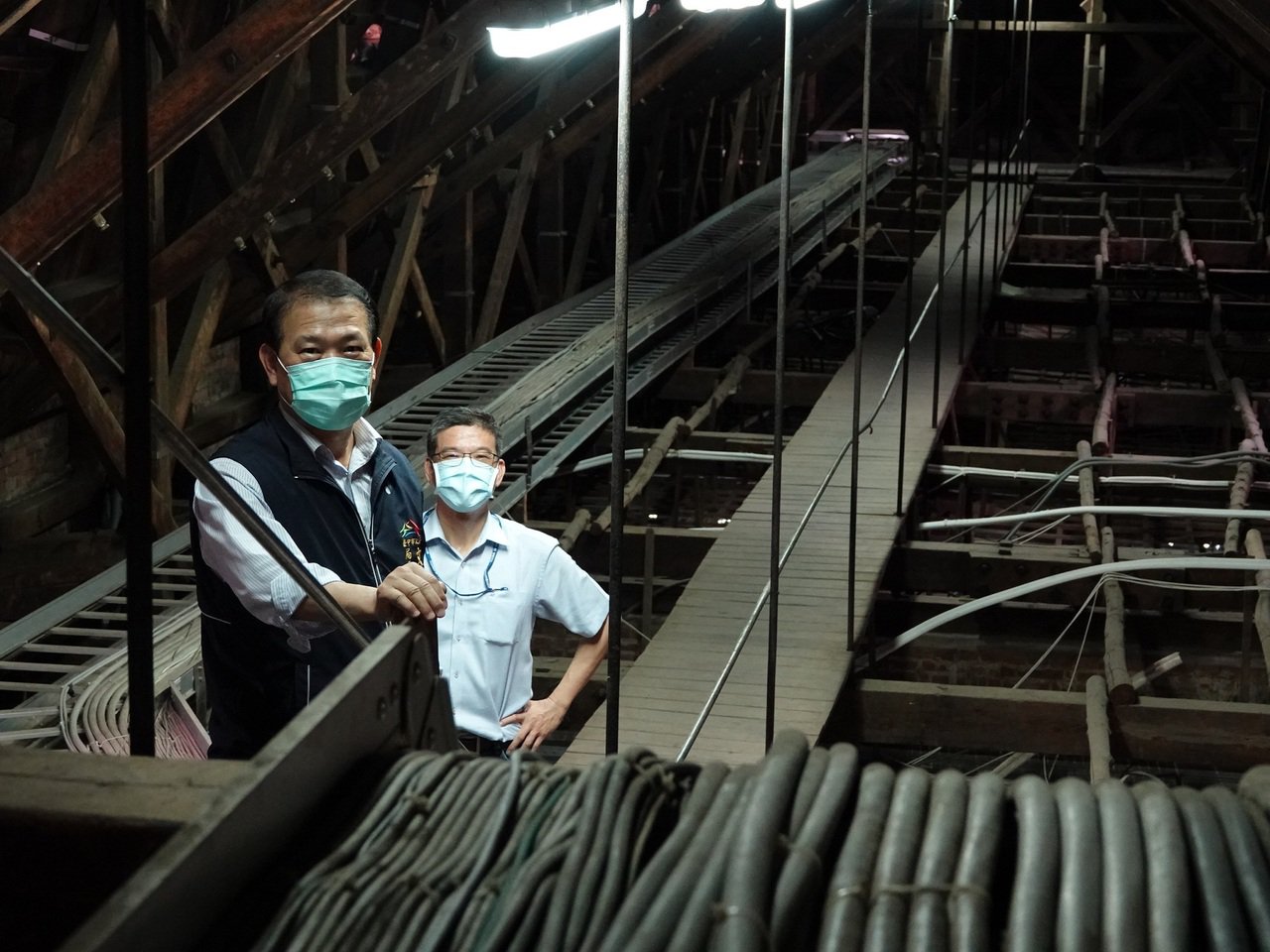 時任文化局長張大春與環保局長吳志昭勘察工程進度。 圖/台中市文化局 時任文化局長張大春與環保局長吳志昭勘察台中州廳工程進度。 圖/台中市文化局