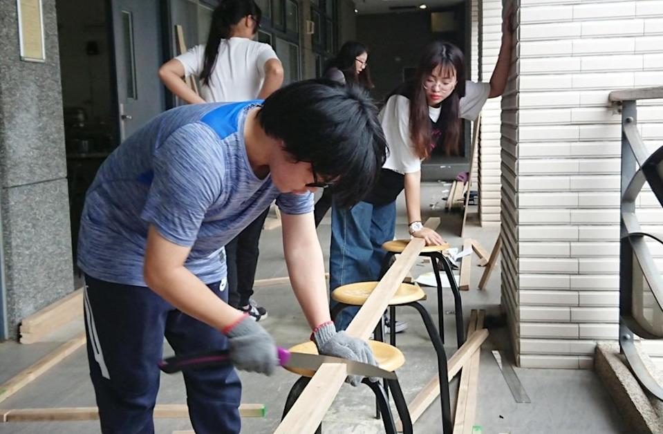 陳宣誠帶領臺東女中建築營，學生們共同親手蓋小屋