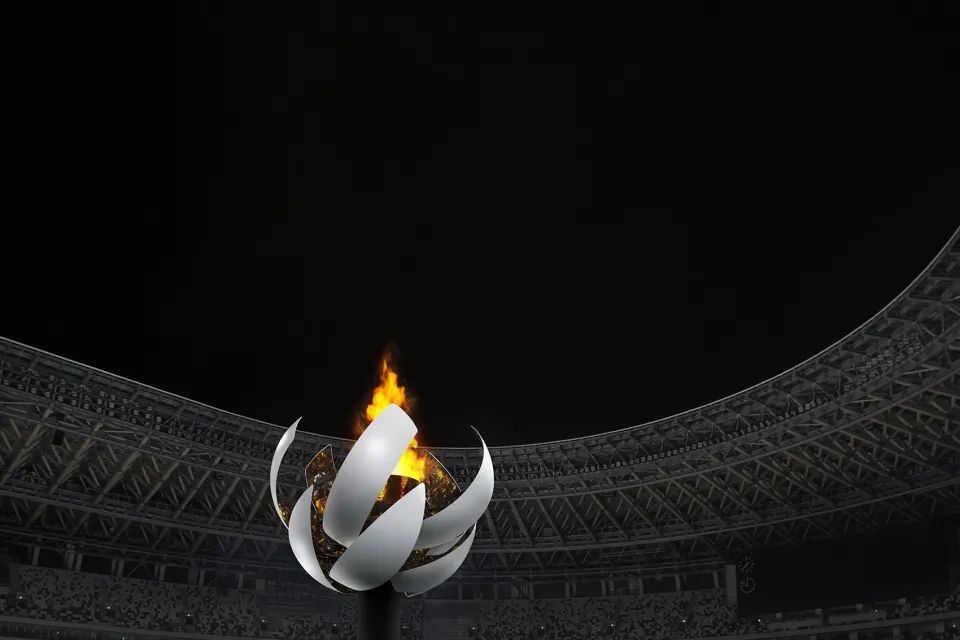 球形的耐熱玻璃容器旋轉打開，綻放出聖火之花©Ikki Yamaguchi 2020東京奧運會聖火台Tokyo 2020 Olympic Cauldron／nendo