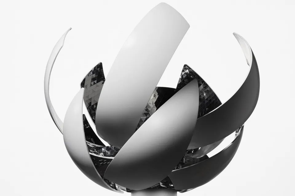 球面可分為上下兩個部分，每個半球都由五片組成©Hiroshi Iwasaki 2020東京奧運會聖火台Tokyo 2020 Olympic Cauldron／nendo